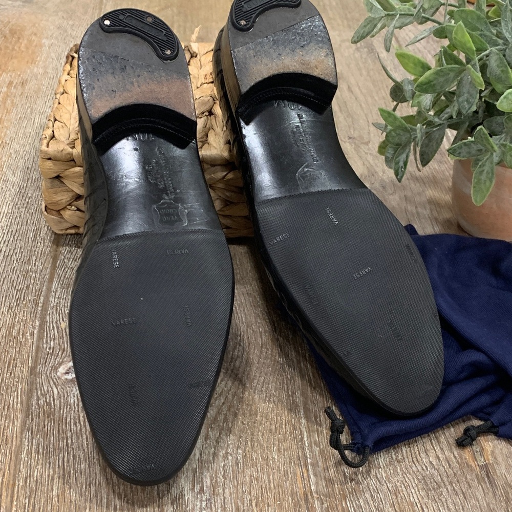 Elegant Black Crocodile Pattern Men's Slip-Ons - Picture 2 of 2